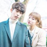 一个抱着糖果傻笑的孩子