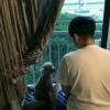 看。那少年好像狗