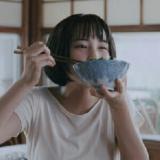 剔牙的帅哥