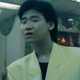 着西装打呔