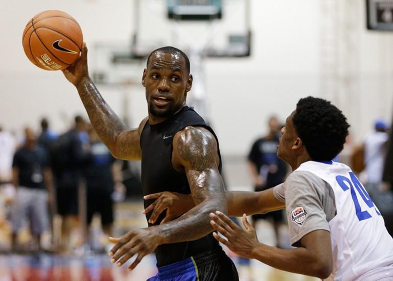 詹姆斯去野球场虐大学生 麦迪式打板暴扣吓死