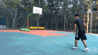 下面是动图解析: 1.快速运球后转身