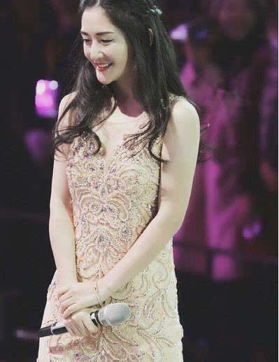 穿上裸色裙 蒋欣美得人无法呼吸! 刘涛却尴尬了!