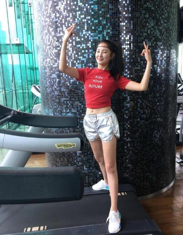 她穿衣全亚洲最自信, 就是老公出轨也打不垮她!