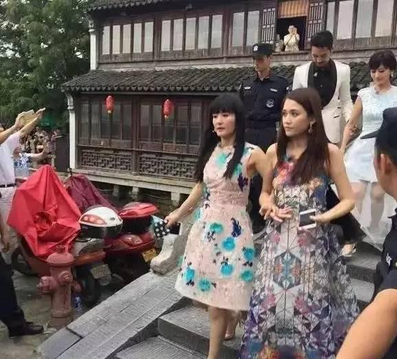 这个发型让杨幂直接毁颜值, 但偏偏她竟能驾驭!