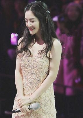 赵丽颖最近美得人睁不开眼啦 原来是换了这款发型!