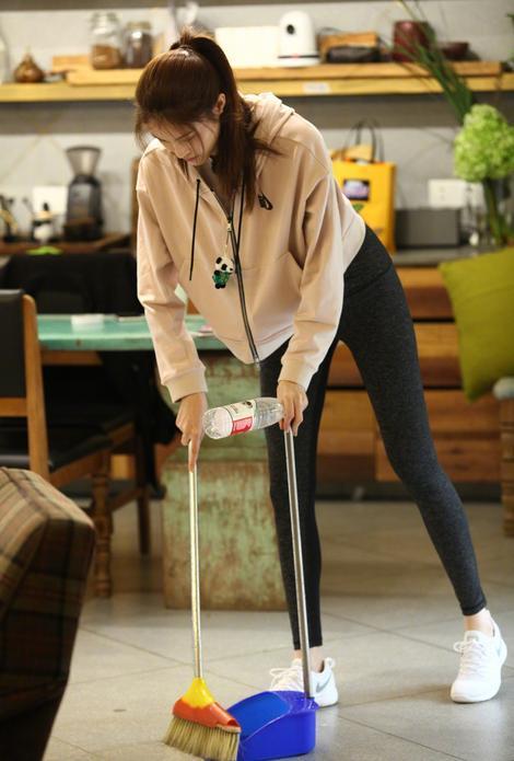 28岁何穗同框37岁熊黛林, 满屏尴尬! 网友: 超模和嫩模差距太大了