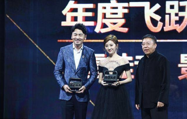 景甜出席活动, 穿黑色礼服白到发光, 当她转身时网友直呼心疼!