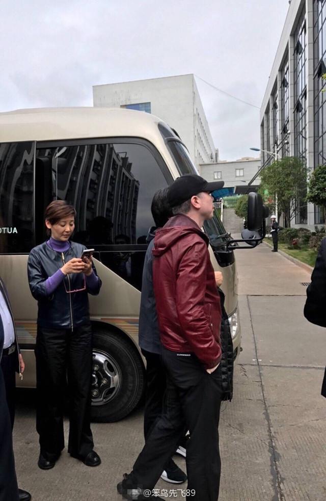 冯小刚徐帆首次回乡祭祖, 前呼后拥阵仗大