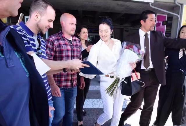 52岁巩俐机场未修照片美到炸! 白衬衫穿出霸气感, 网友: 不愧是巩皇!