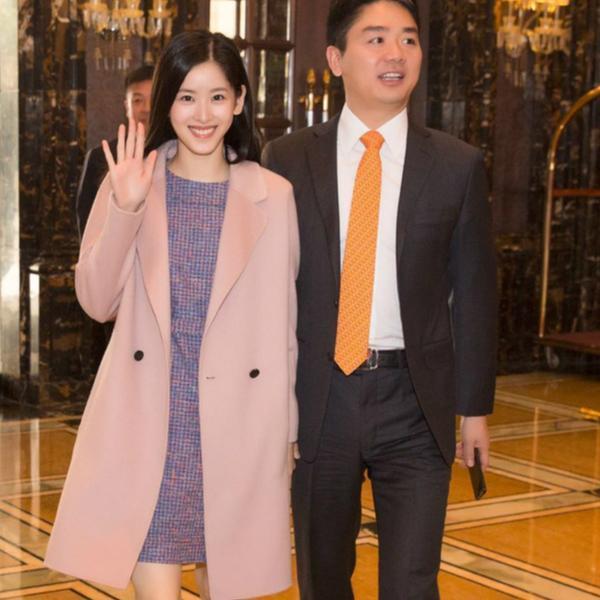 章泽天又一次把身上的大衣穿火了, 确实比风衣好看, 照着穿准没错