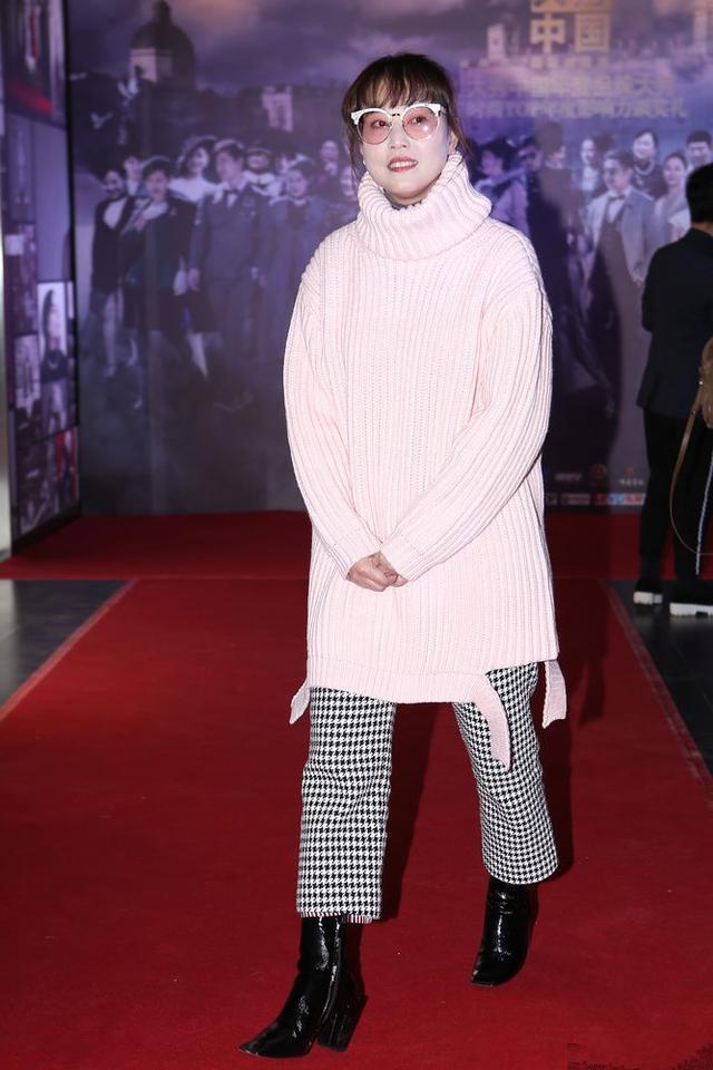 周海媚亮相活动, 粉色毛衣配上一口大黄牙, 网友直呼: 辣眼睛!