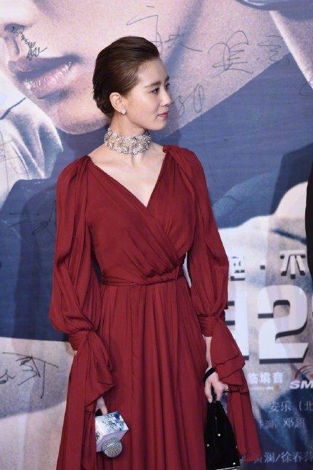 刘诗诗1度气温穿深V红裙, 邓超大方借出外套, 网友: 孙俪不吃醋?