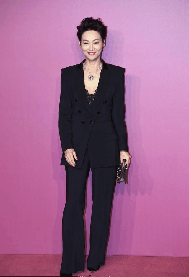 57岁惠英红内衣外穿就出门, 同台比她小16岁的舒淇也没她敢穿!