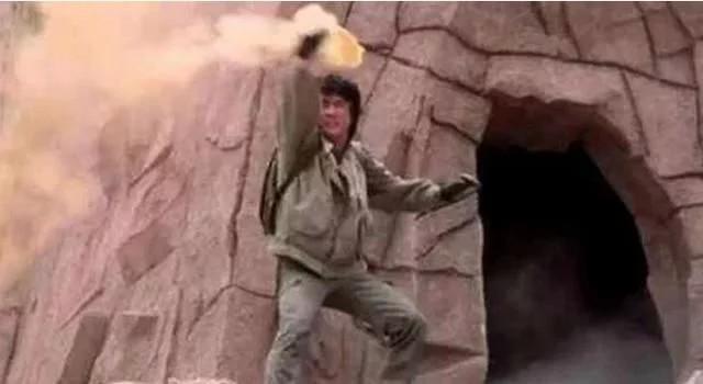 成龙当年玩命一跳, 吓得保险公司直接拉黑, 一直以来以为这个动作是个特效