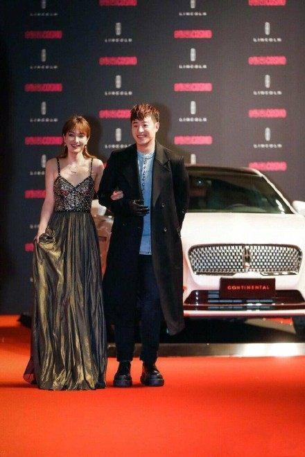 吴昕穿性感吊带裙现身, 无尾熊夫妇再合体, 网友: 在一起吧!