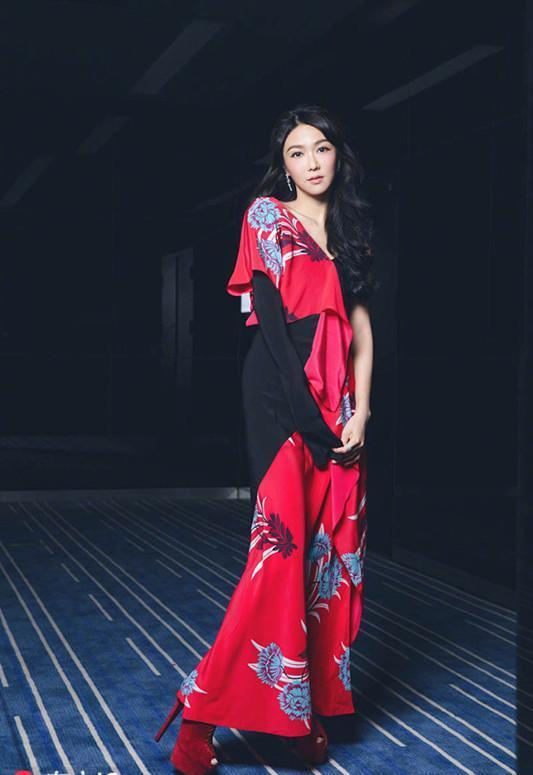 薛凯琪现身时尚活动, 下身爆肥不敢认, 网友: 岁月真是把杀猪刀!