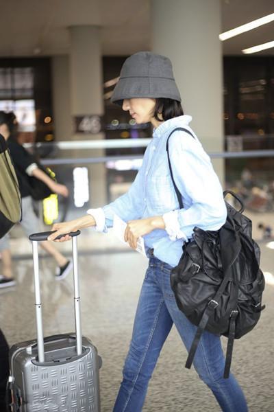 当40岁袁泉机场遇上39岁刘涛, 网友: 这大概就是演员跟明星区别吧