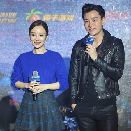 李小璐深V裙扣子炸开反应迅速, 网友: 不是用手捂住就尴尬了