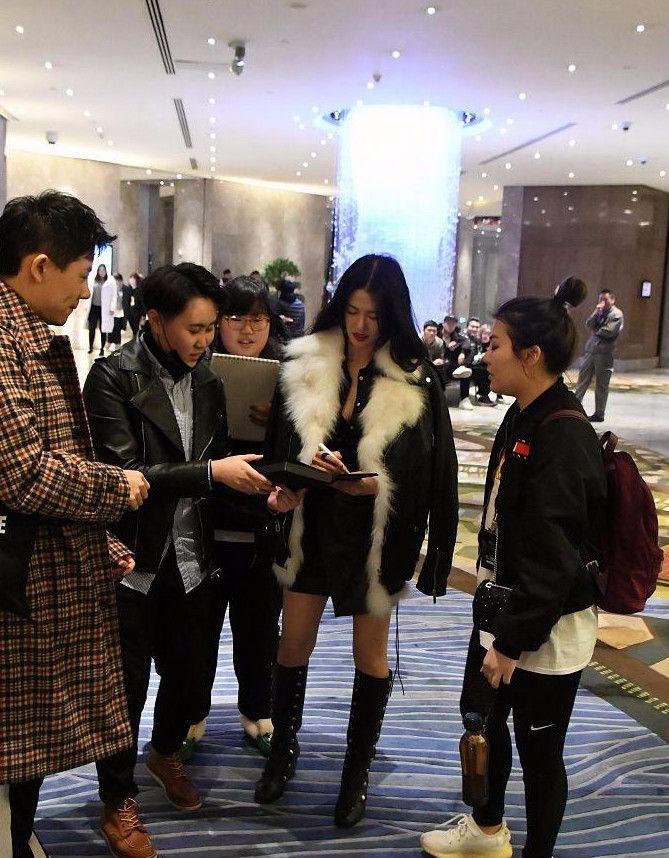 谭维维终于穿对了衣服, 网友大喊: 好美!