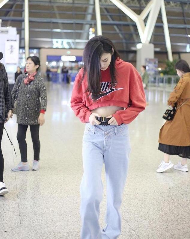 玩的真大! 奚梦瑶当众解腰带, 网友视线全锁定在“三角区”了