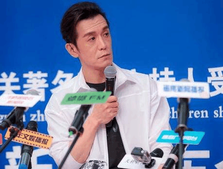 李咏50岁离开央视, 剪掉几十年长发, 新发型太帅气!