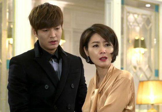 李敏镐50岁妈妈近照流出, 年轻的只有20岁, 网友回应: 想约她了