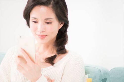 “姑姑”李若彤开通微博, 43岁穿白色毛衣嫩出水, 当年的“小龙女”回来了