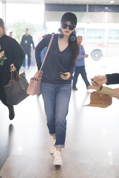 范冰冰现身机场, 胸前平平瘦出新高度, 网友直呼: 厉害了李晨!