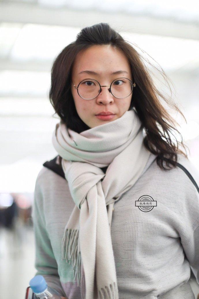 身高192cm女排惠若琪, 穿透视美翻全场, 机场素颜变回运动健将!