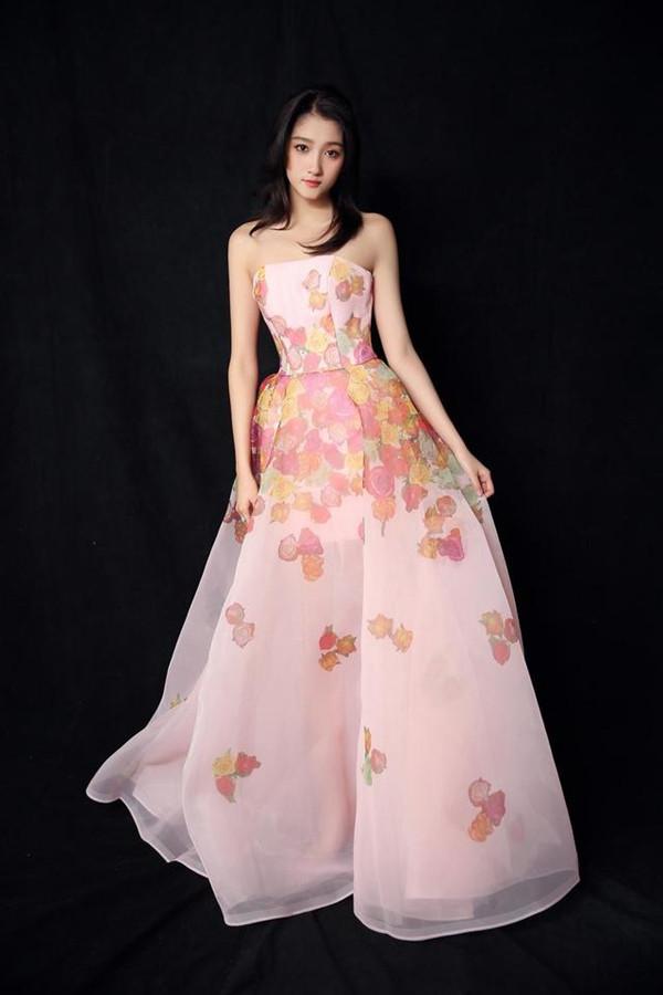 关晓彤穿抹胸裙出席活动, 大秀天鹅颈, 网友: 终于瘦下来了!