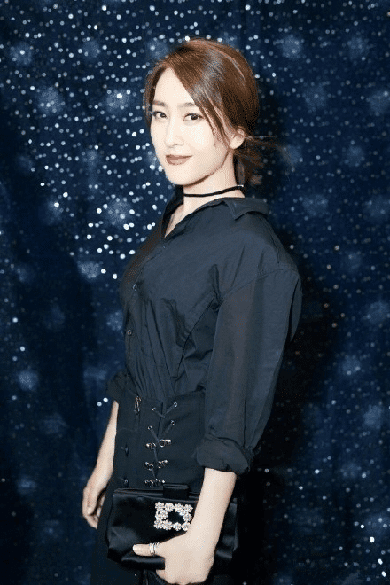 马苏也看维密秀? 黑色开叉裙穿出性感味道, 网友: “大妈”也能成天使!