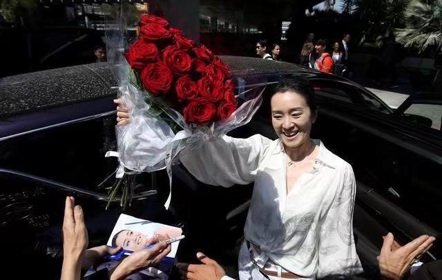 52岁巩俐机场未修照片美到炸! 白衬衫穿出霸气感, 网友: 不愧是巩皇!