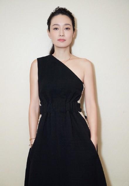 41岁马伊琍一改往日大妈形象, 留起长发, 气质清纯犹如18岁少女!