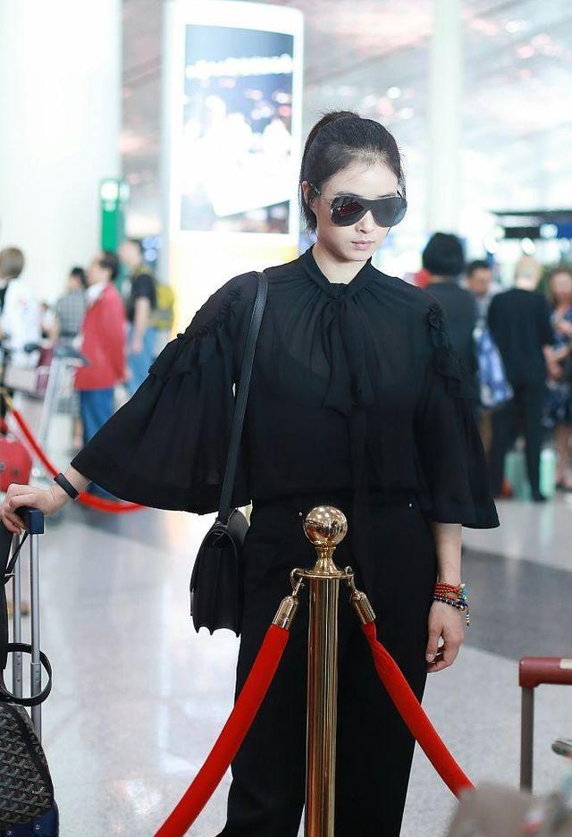 34岁蒋欣现机场, 黑色薄纱太透引热议, 网友: 终于相信你骨架大了