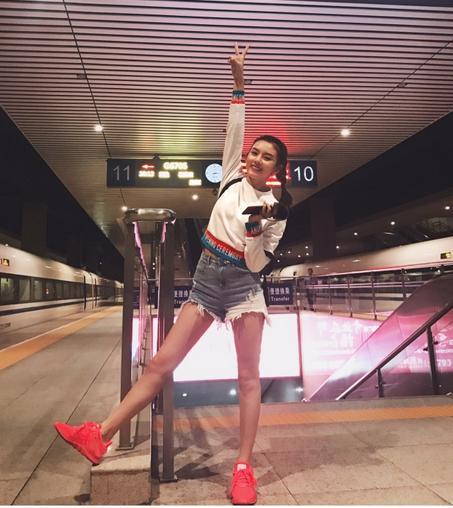 我天! 这还是19岁宋祖儿么? 这腿简直了, 网友: 关晓彤这下尴尬了