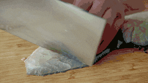 gif 从中间剖开,尾部不切断. gif 用刀横切去除中间的鱼骨.