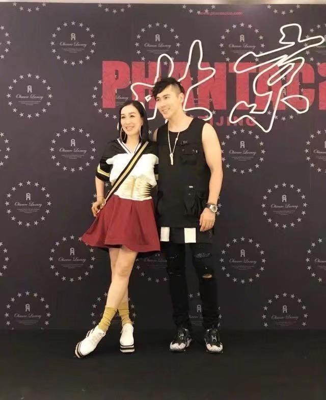 钟丽缇和鲜肉老公现身活动, 47岁穿成20岁, 网友: 真的服!