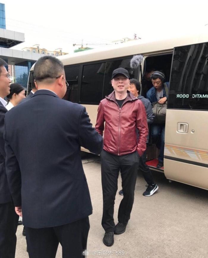 冯小刚徐帆首次回乡祭祖, 前呼后拥阵仗大