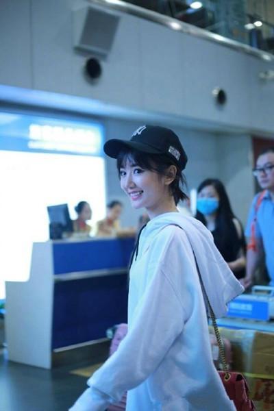 29岁毛晓彤现机场, 卫衣竟穿成了裙子? 网友: 到底有没有穿裤子啊