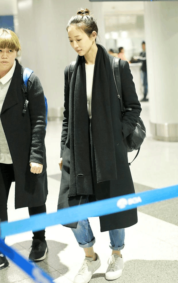 35岁张钧甯真大胆, 机场秀又是素颜, 大衣配牛仔穿出时髦感!