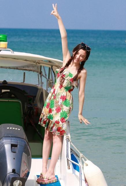 19岁宋祖儿完全长开了! 大长腿征服四座, 网友: 没关晓彤啥事了?