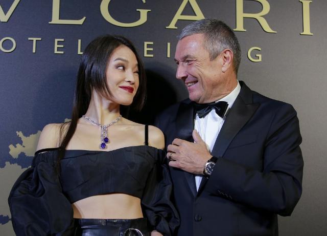 舒淇也太豪放了! 上半身只裹一块“黑布条”, 网友直呼: 罩不住!