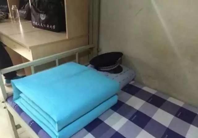 中国人民公安大学男生宿舍火了 <wbr>兵哥哥不服气纷纷“炫被”