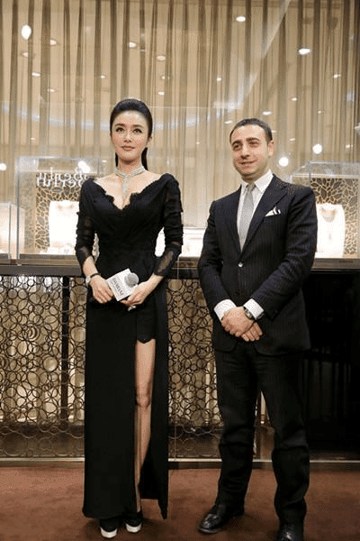 36岁秦岚现身活动, 一袭开叉长裙太性感, 网友: 认不出来了!