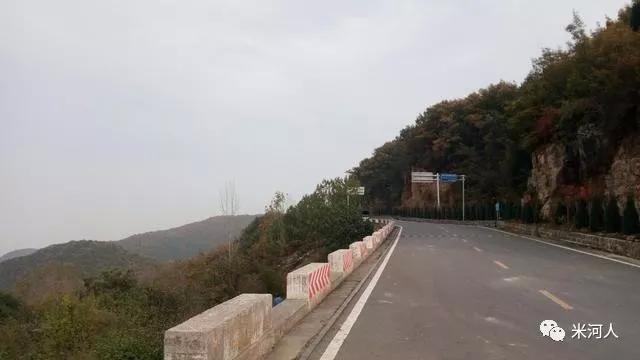 骑行巩义南山公路赏满山红叶