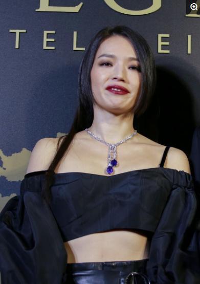 舒淇也太豪放了! 上半身只裹一块“黑布条”, 网友直呼: 罩不住!