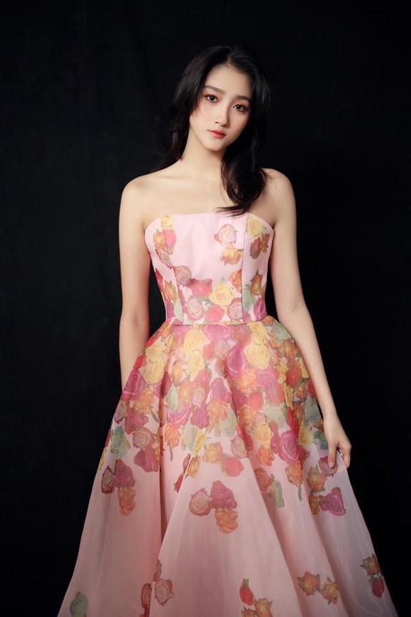 关晓彤穿抹胸裙出席活动, 大秀天鹅颈, 网友: 终于瘦下来了!