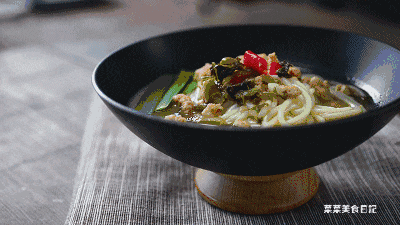 或者用水代替也可以哦. gif 6.加入米线,煮开后加盐,红油,辣椒调味.