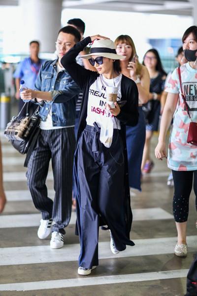 当40岁袁泉机场遇上39岁刘涛, 网友: 这大概就是演员跟明星区别吧